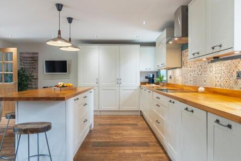 Kitchen with large kitchen central island