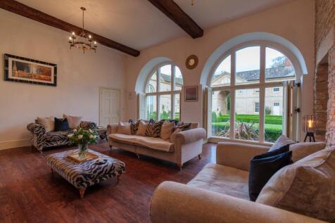 Beautiful high ceiling and natural light