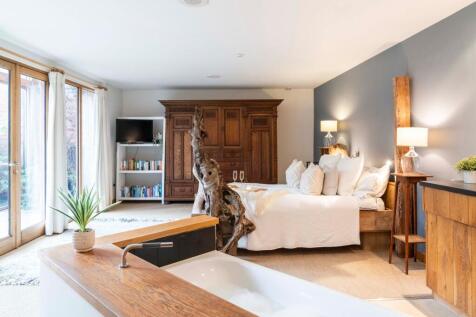 Elegant Principal Suite with beautifully designed bath