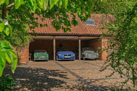 Carport for 3 cars with ample parking space in front