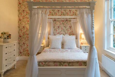 four poster bed