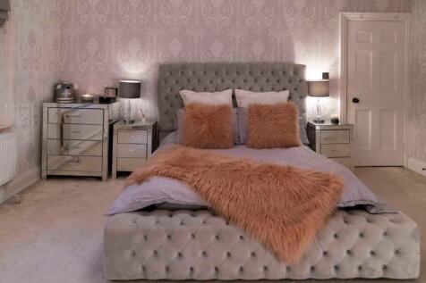 Another large double bedroom