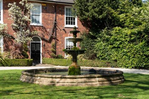 Stunning period fountain centre piece to the circular driveway