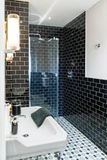 The principal suite en-suite