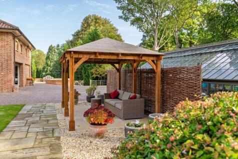 Cleverly zoned garden to maximise on privacy and sunshine