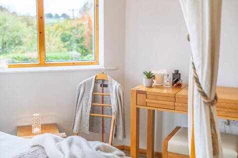 Light and Bright Master Bedroom No.7