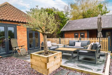 Enclosed rear patio area