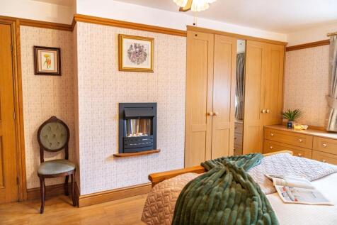 Cosy master bedroom at No.6