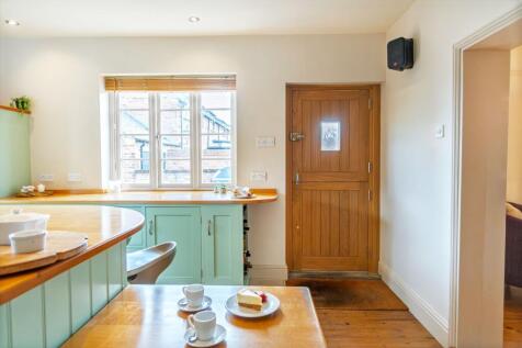 Side access into the side garden