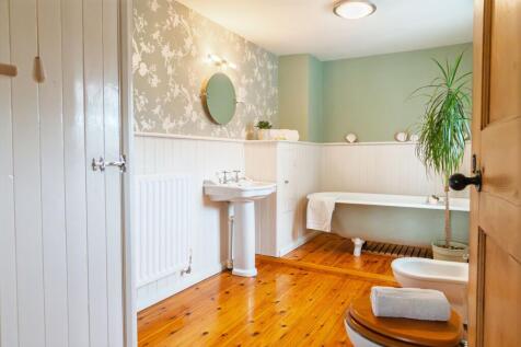 Family bathroom with soothing panelling