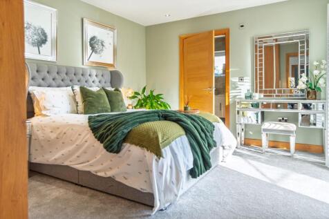 Guest bedroom with ensuite