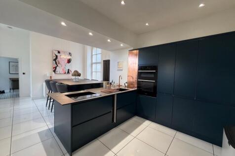 Spacious stunning Kitchen