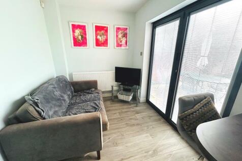 Kitchen Seating Area.JPEG