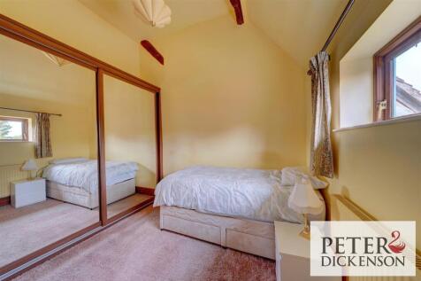 1 Owlets End bedroom 2.jpg
