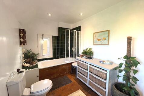 Bathroom (1).JPG