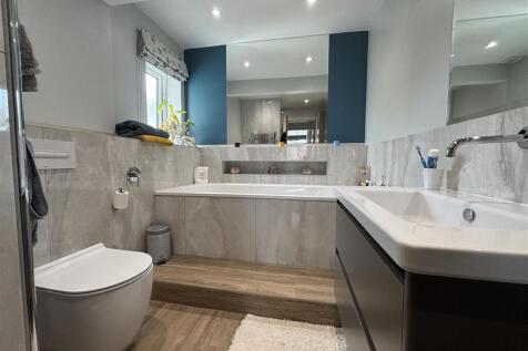 Family Bathroom.JPG