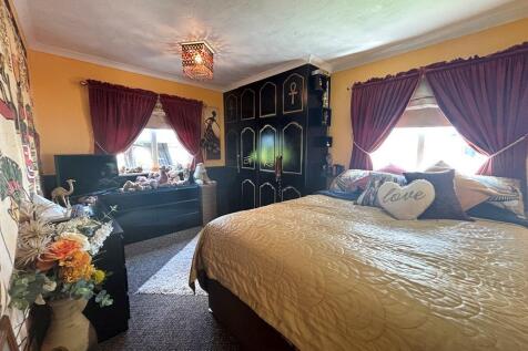 Master Bedroom.JPG
