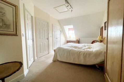 Master Bedroom (3).JPG