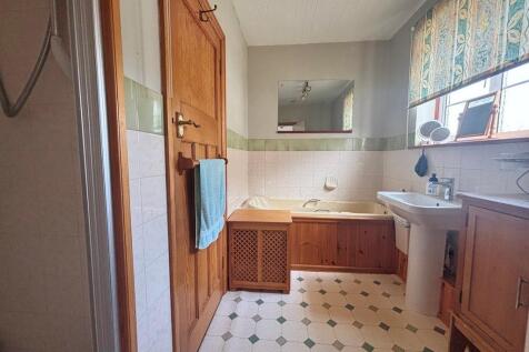 Bathroom.JPG