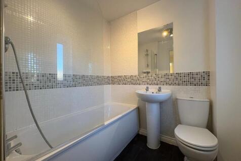 15 Poppy Close bathroom.jpg