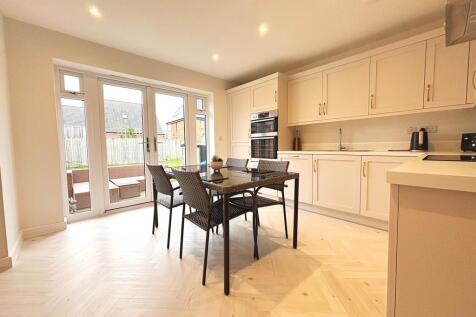 Kitchen Diner (2).JPG