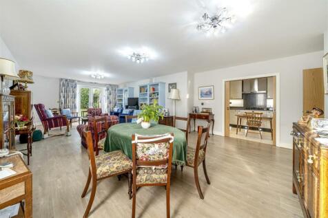 Lounge/Dining Room: