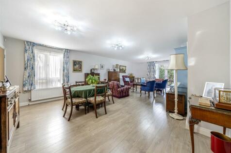 Lounge/Dining Room: