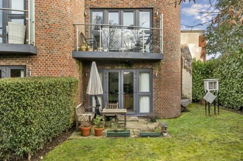 Patio/Garden Area: