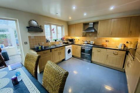Kitchen / Breakfast Room: