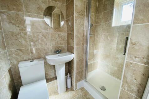 Guest Shower Room: