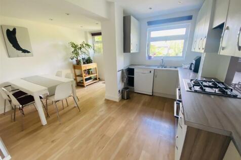 Kitchen/Breakfast Room:
