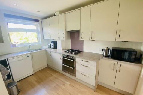 Kitchen/Breakfast Room: