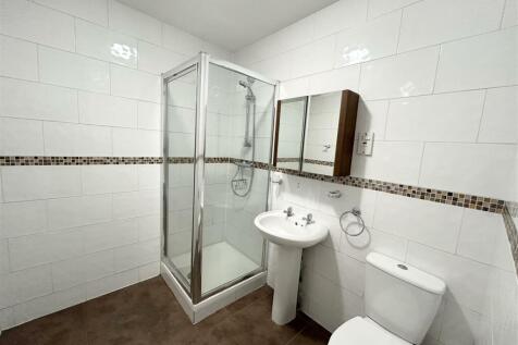 En Suite Shower Room: