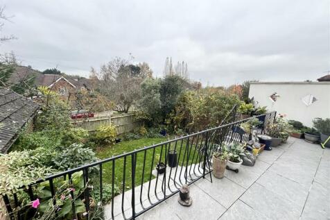 Garden/Patio Area: