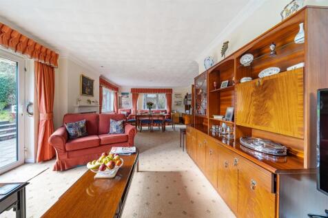 Lounge/Dining Room: