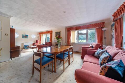 Lounge/Dining Room:
