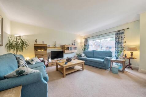 Lounge/Dining Room: