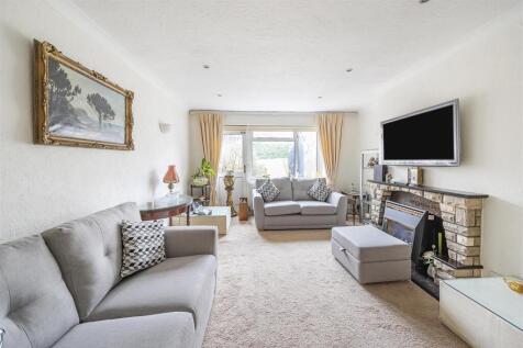 Lounge/Dining Room: