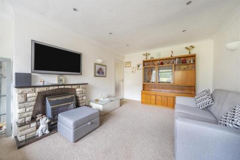 Lounge/Dining Room: