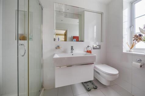 En Suite Shower Room: