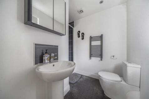 En Suite Shower Room: