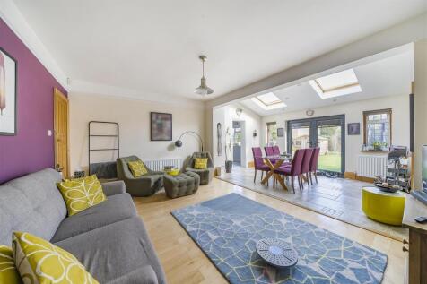 Lounge/Dining Room: