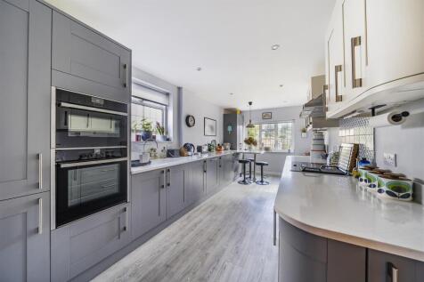 Kitchen/Breakfast Room: