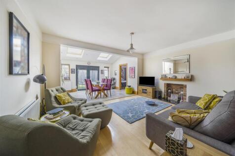 Lounge/Dining Room: