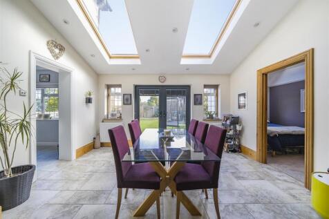 Lounge/Dining Room: