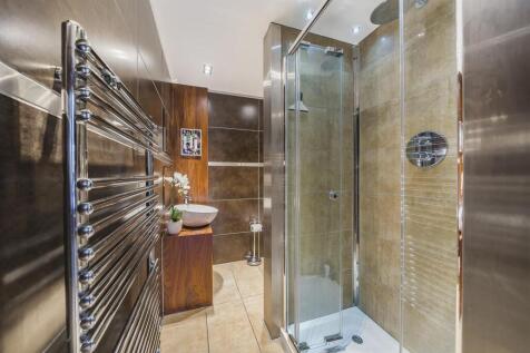 En Suite Shower Room:
