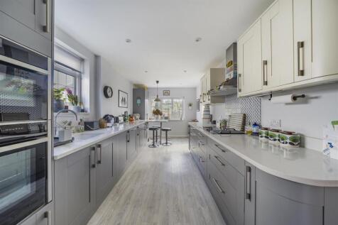 Kitchen/Breakfast Room: