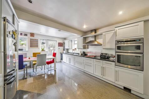 Kitchen/Breakfast Room: