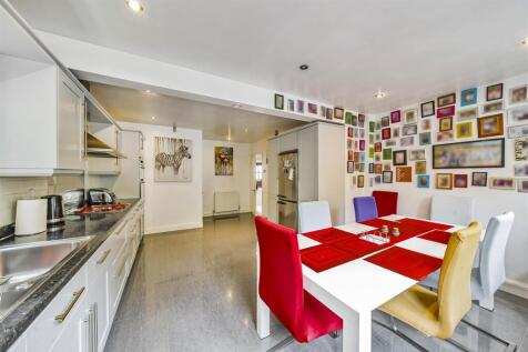 Kitchen/Breakfast Room:
