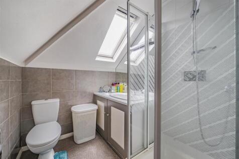 En Suite Shower Room: